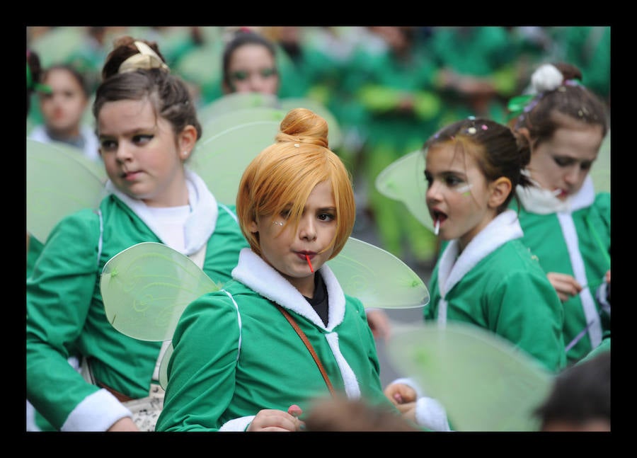 7.039 personas divididas en 25 comparsas desfilan este fin de semana por las calles de la capital alavesa en lo que supone un récord de participación, sin parangón en localidades cercanas.