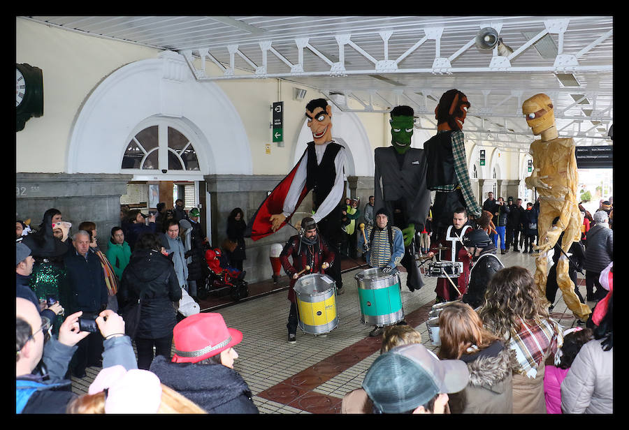 7.039 personas divididas en 25 comparsas desfilan este fin de semana por las calles de la capital alavesa en lo que supone un récord de participación, sin parangón en localidades cercanas.