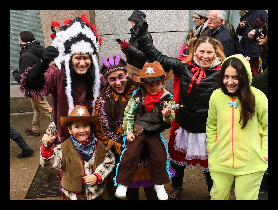 7.039 personas divididas en 25 comparsas desfilan este fin de semana por las calles de la capital alavesa en lo que supone un récord de participación, sin parangón en localidades cercanas.