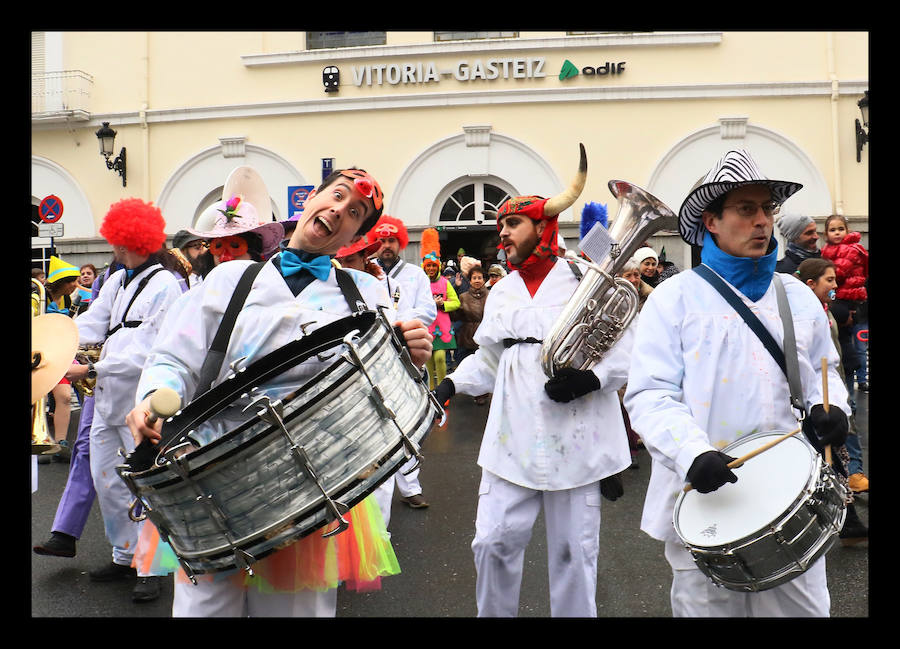 7.039 personas divididas en 25 comparsas desfilan este fin de semana por las calles de la capital alavesa en lo que supone un récord de participación, sin parangón en localidades cercanas.