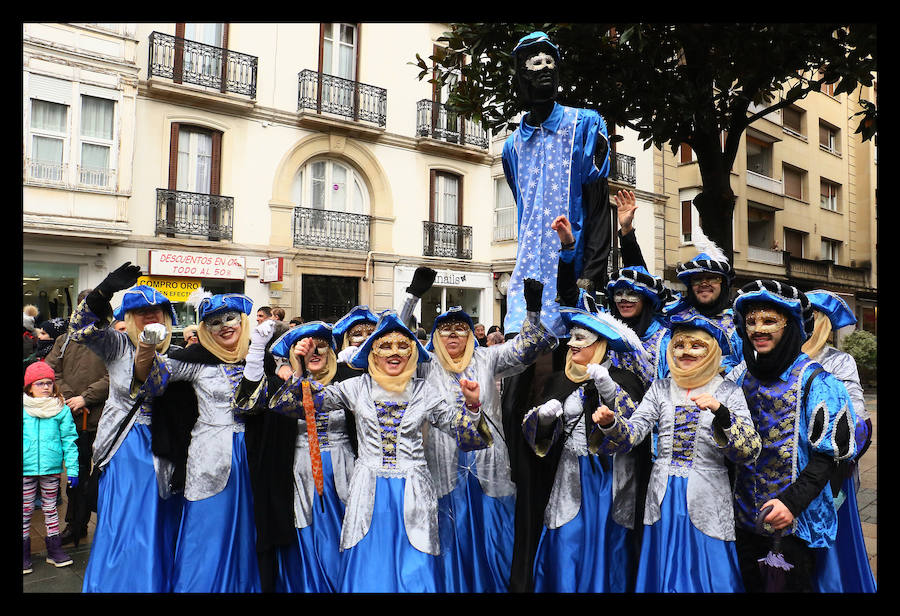 7.039 personas divididas en 25 comparsas desfilan este fin de semana por las calles de la capital alavesa en lo que supone un récord de participación, sin parangón en localidades cercanas.