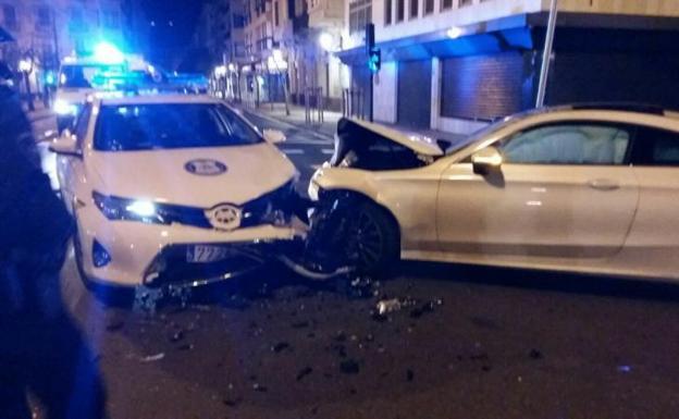 El conductor embistió con el vehículo a uno de los coches de la policía local. 