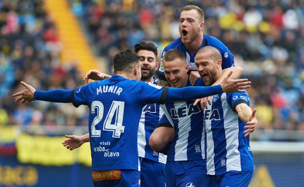 Los jugadores del Alavés celebran el gol de Ely.