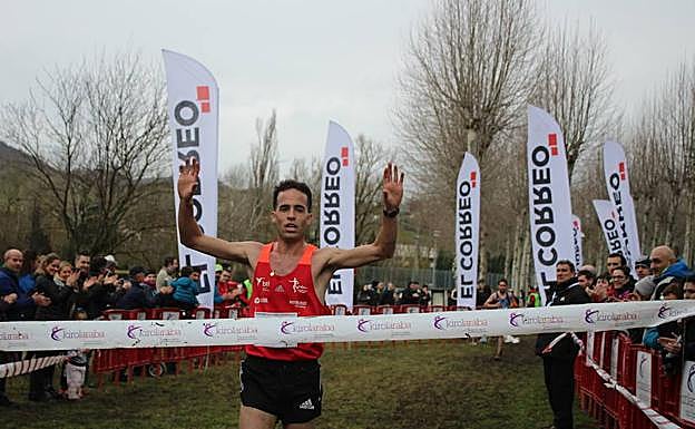 Iván Fernández levanta los brazos justo antes de cruzar la meta.