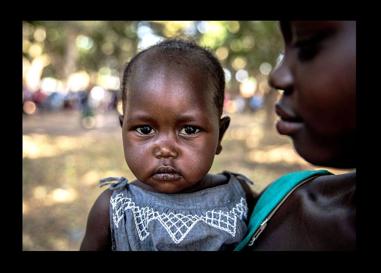 Más de 300 niños soldados, incluidas 87 niñas, han sido liberados en la región de Yambio, devastada por la guerra de Sudán del Sur, como parte de un programa destinado a ayudar a reintegrarlos en la sociedad. El conflicto en Sudán del Sur, un nuevo país surgido de la independencia de Sudán en 2011, se inició dos años después de la escisión, ha causado la muerte a decenas de miles de personas y ha generado el desarraigo de más de cuatro millones. El programa de integración en Yambio (las fotografías muestran la ceremonia de liberación en esa localidad, al sur del país), tiene como objetivo ayudar a más de 700 niños soldados para que regresen a la vida normal.