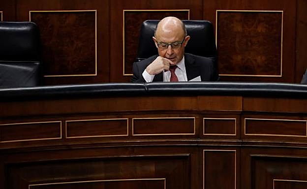 l ministro de Hacienda, Cristobal Montoro, en el Congreso.
