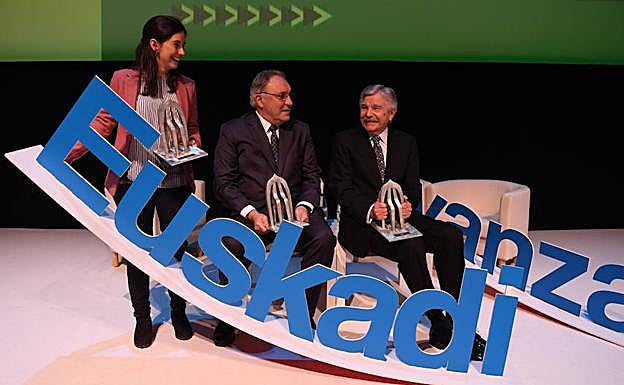 Los premiados recogen su galardón.
