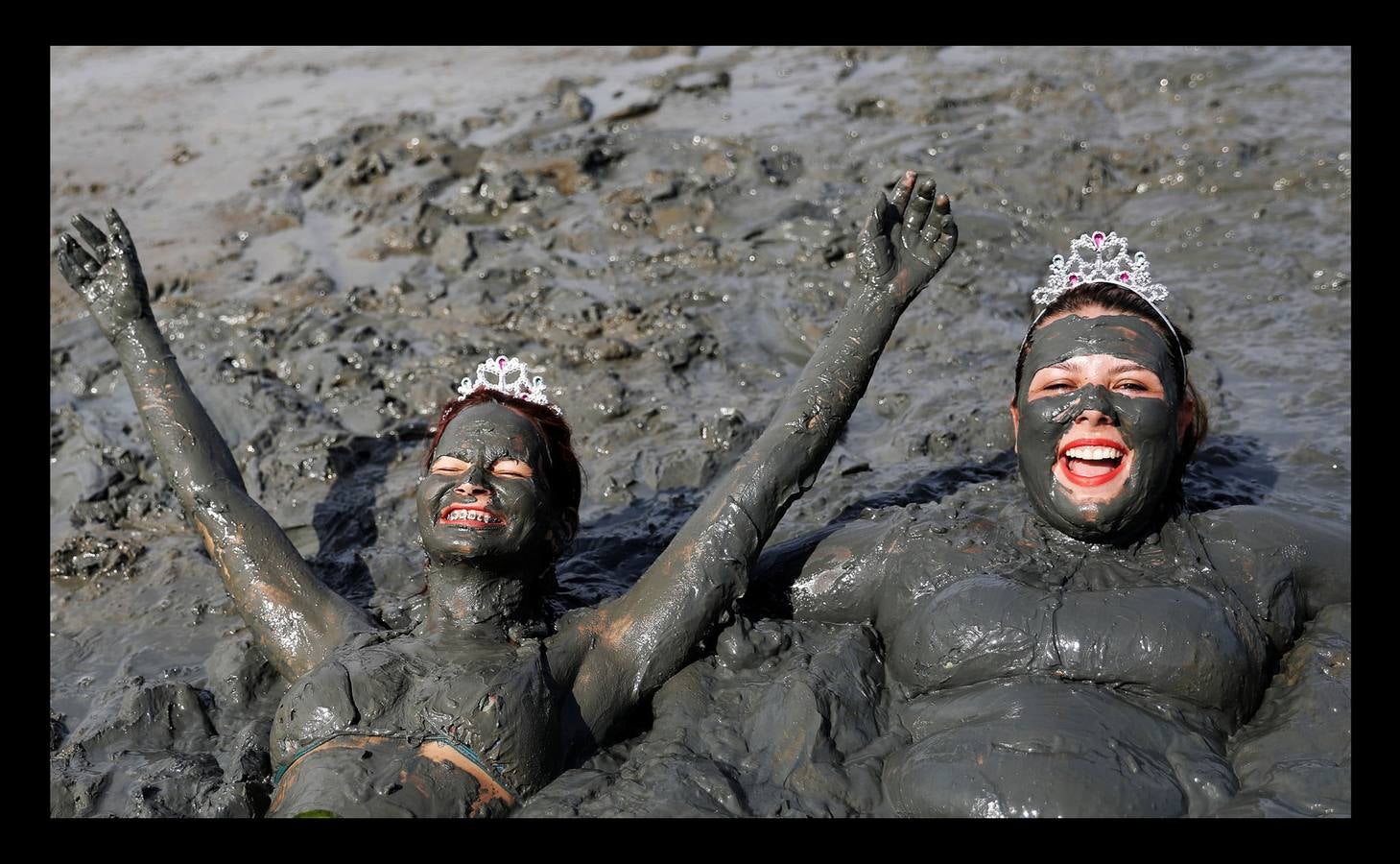 La fiesta 'Bloco de Lama', es una celebración en torno al barro que comenzó en la ciudad brasileña de Paraty, en 1986. Lo que comenzó como una diversión practicada por jóvenes, es en la actualidad todo un evento en la histórica ciudad ubicada a orillas de dos ríos, a 250 kilómetros de Río de Janeiro, que fue durante varios siglos sede del puerto exportador de oro más importante de Brasil. Envolverse en barro, dicen algunos participantes, elimina energías negativas y fluidos perniciosos y puede desarrollar la fantasía