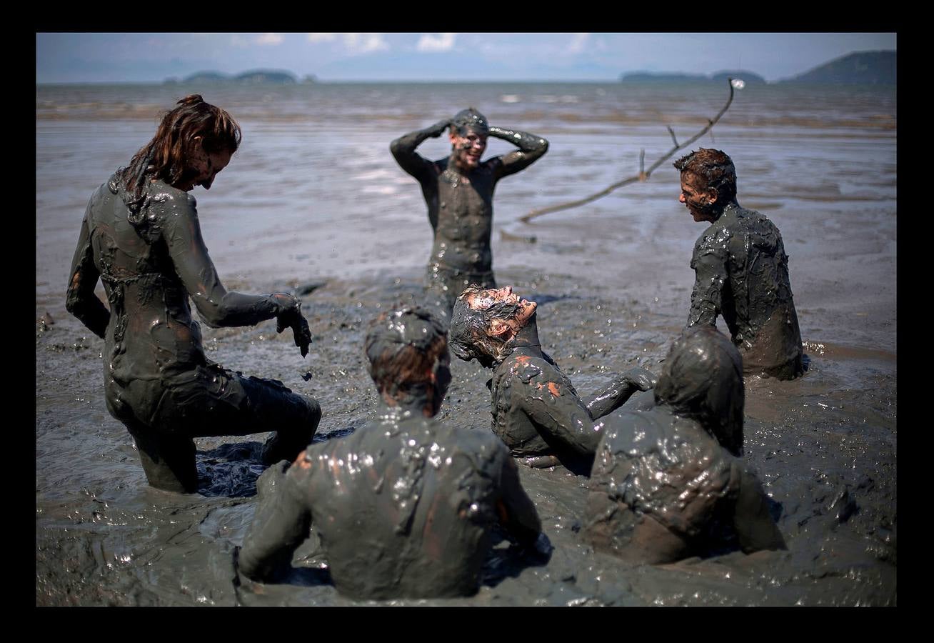 La fiesta 'Bloco de Lama', es una celebración en torno al barro que comenzó en la ciudad brasileña de Paraty, en 1986. Lo que comenzó como una diversión practicada por jóvenes, es en la actualidad todo un evento en la histórica ciudad ubicada a orillas de dos ríos, a 250 kilómetros de Río de Janeiro, que fue durante varios siglos sede del puerto exportador de oro más importante de Brasil. Envolverse en barro, dicen algunos participantes, elimina energías negativas y fluidos perniciosos y puede desarrollar la fantasía