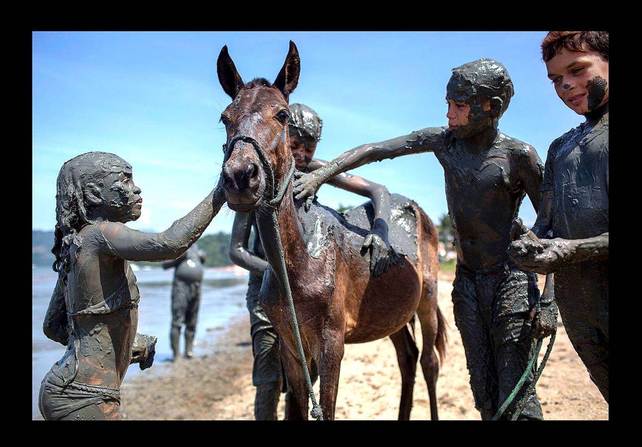 La fiesta 'Bloco de Lama', es una celebración en torno al barro que comenzó en la ciudad brasileña de Paraty, en 1986. Lo que comenzó como una diversión practicada por jóvenes, es en la actualidad todo un evento en la histórica ciudad ubicada a orillas de dos ríos, a 250 kilómetros de Río de Janeiro, que fue durante varios siglos sede del puerto exportador de oro más importante de Brasil. Envolverse en barro, dicen algunos participantes, elimina energías negativas y fluidos perniciosos y puede desarrollar la fantasía