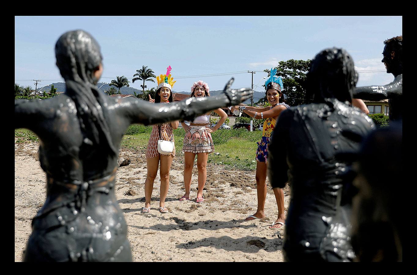 La fiesta 'Bloco de Lama', es una celebración en torno al barro que comenzó en la ciudad brasileña de Paraty, en 1986. Lo que comenzó como una diversión practicada por jóvenes, es en la actualidad todo un evento en la histórica ciudad ubicada a orillas de dos ríos, a 250 kilómetros de Río de Janeiro, que fue durante varios siglos sede del puerto exportador de oro más importante de Brasil. Envolverse en barro, dicen algunos participantes, elimina energías negativas y fluidos perniciosos y puede desarrollar la fantasía