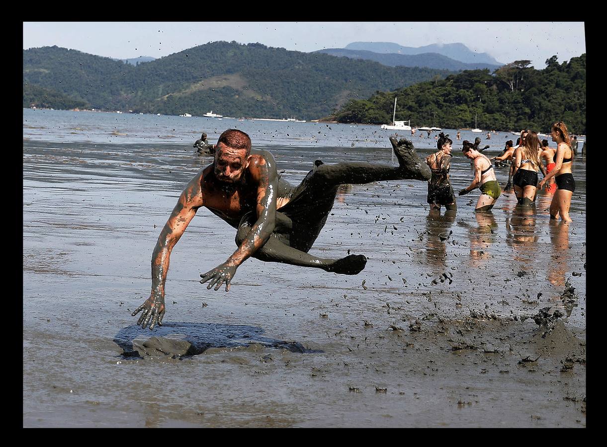 La fiesta 'Bloco de Lama', es una celebración en torno al barro que comenzó en la ciudad brasileña de Paraty, en 1986. Lo que comenzó como una diversión practicada por jóvenes, es en la actualidad todo un evento en la histórica ciudad ubicada a orillas de dos ríos, a 250 kilómetros de Río de Janeiro, que fue durante varios siglos sede del puerto exportador de oro más importante de Brasil. Envolverse en barro, dicen algunos participantes, elimina energías negativas y fluidos perniciosos y puede desarrollar la fantasía