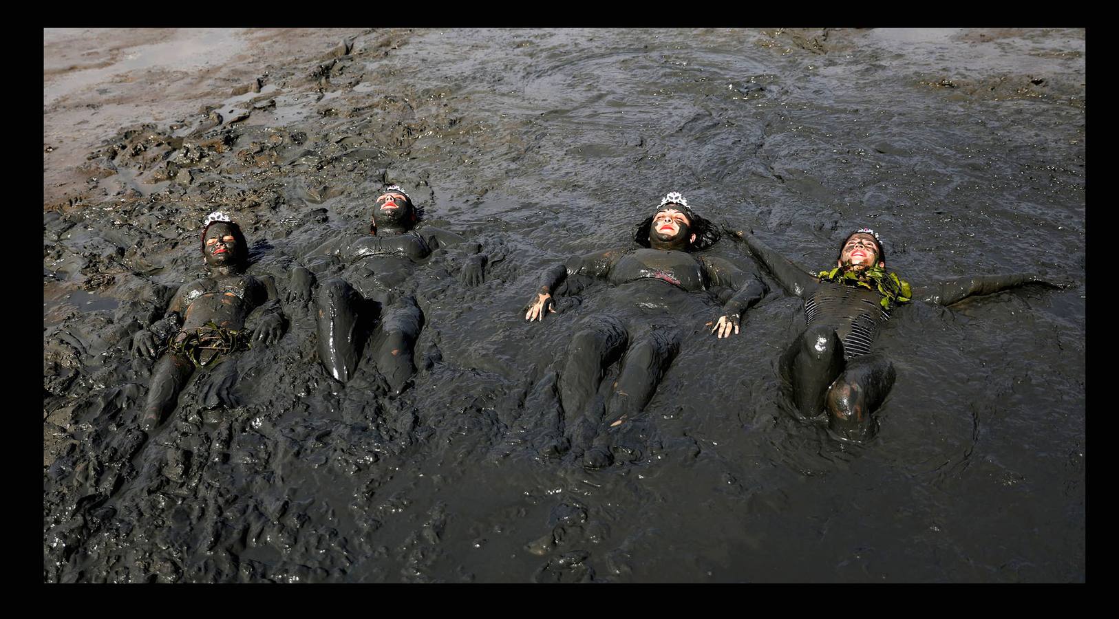 La fiesta 'Bloco de Lama', es una celebración en torno al barro que comenzó en la ciudad brasileña de Paraty, en 1986. Lo que comenzó como una diversión practicada por jóvenes, es en la actualidad todo un evento en la histórica ciudad ubicada a orillas de dos ríos, a 250 kilómetros de Río de Janeiro, que fue durante varios siglos sede del puerto exportador de oro más importante de Brasil. Envolverse en barro, dicen algunos participantes, elimina energías negativas y fluidos perniciosos y puede desarrollar la fantasía