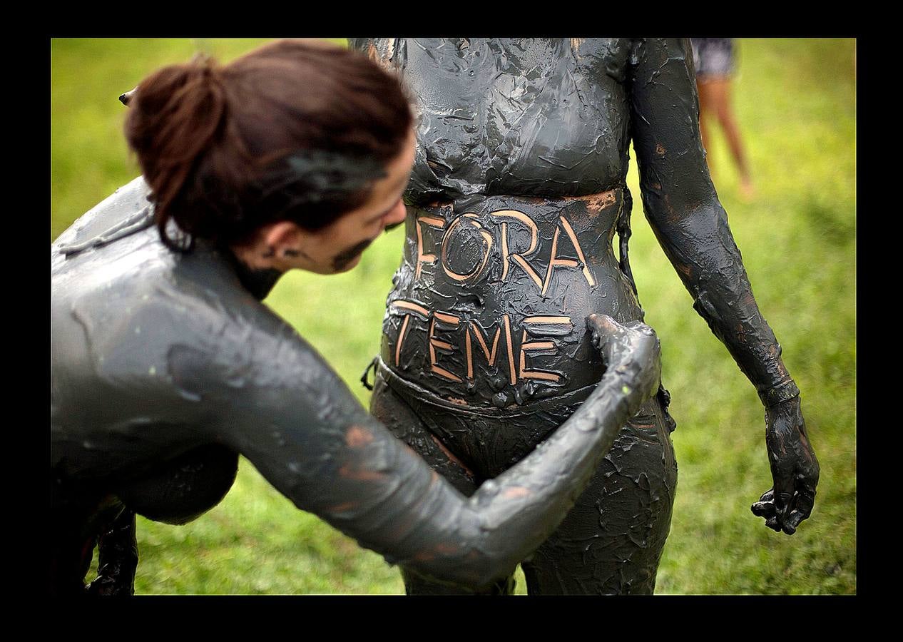 La fiesta 'Bloco de Lama', es una celebración en torno al barro que comenzó en la ciudad brasileña de Paraty, en 1986. Lo que comenzó como una diversión practicada por jóvenes, es en la actualidad todo un evento en la histórica ciudad ubicada a orillas de dos ríos, a 250 kilómetros de Río de Janeiro, que fue durante varios siglos sede del puerto exportador de oro más importante de Brasil. Envolverse en barro, dicen algunos participantes, elimina energías negativas y fluidos perniciosos y puede desarrollar la fantasía