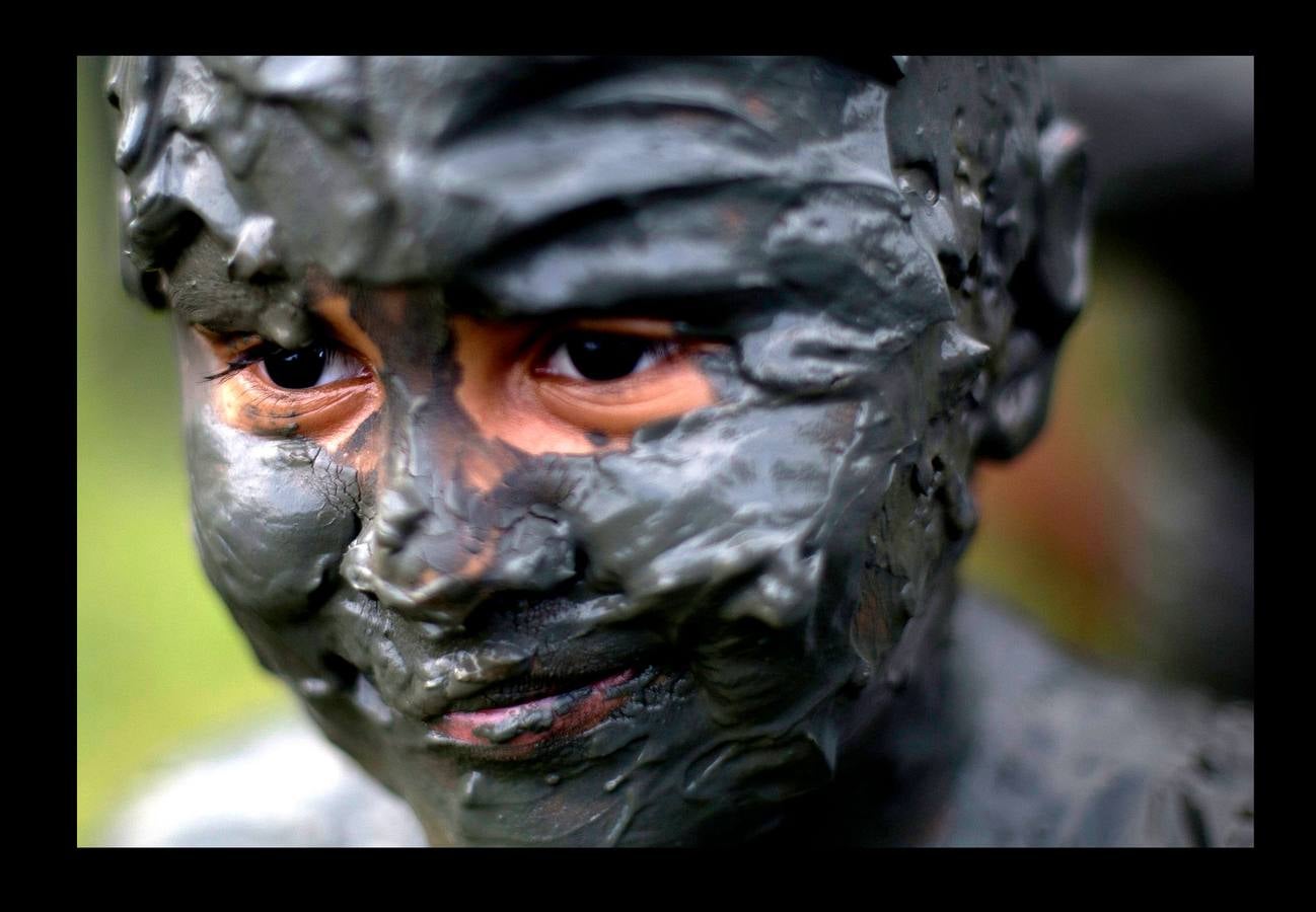 La fiesta 'Bloco de Lama', es una celebración en torno al barro que comenzó en la ciudad brasileña de Paraty, en 1986. Lo que comenzó como una diversión practicada por jóvenes, es en la actualidad todo un evento en la histórica ciudad ubicada a orillas de dos ríos, a 250 kilómetros de Río de Janeiro, que fue durante varios siglos sede del puerto exportador de oro más importante de Brasil. Envolverse en barro, dicen algunos participantes, elimina energías negativas y fluidos perniciosos y puede desarrollar la fantasía