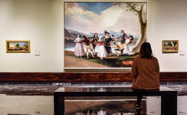 Una visitante observa un cuadro en la exposición 'Goya y la corte ilustrada', en el Bellas Artes de Bilbao.