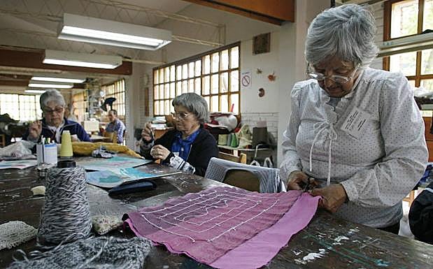 Mujeres confeccionan prendas de vestir en una residencia de ancianos de Montevideo. 