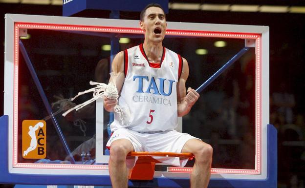 Pablo Prigioni, tras cortar la red de una de las canastas después de ganar la Copa del Rey de Baloncesto en 2009. 