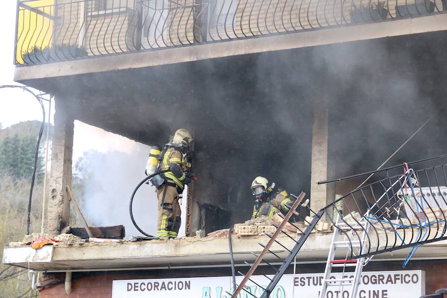 El estallido se ha producido cuando tres operarios realizaban una reparación en la casa de una mujer en Villasana de Mena, que  se ha llevado la peor parte al sufrir quemaduras y caer al piso inferior .