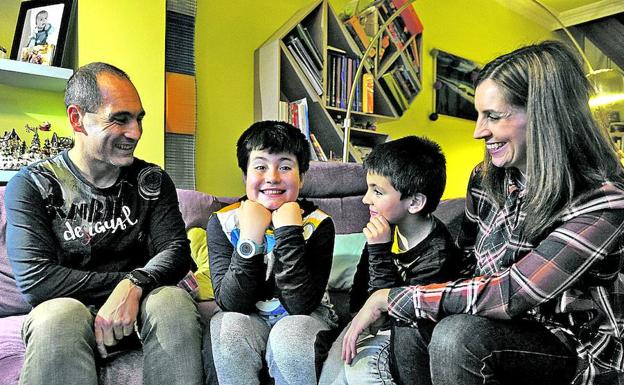 Asier cuenta su historia junto a su hermano Iñigo y sus padres.