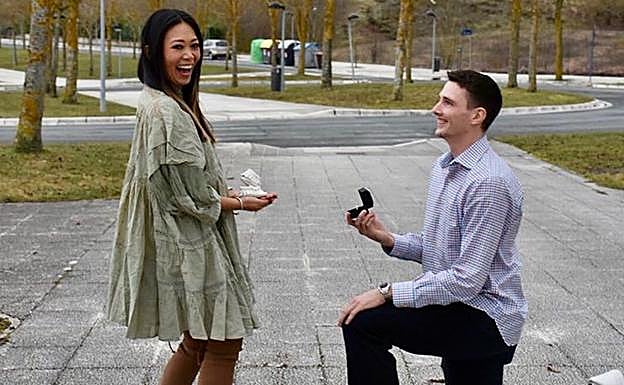 Janning muestra a su pareja el anillo de compromiso.