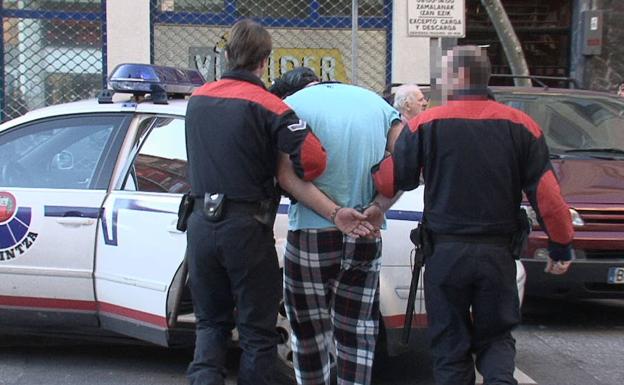 Agentes de la Ertzaintza arrestan a un individuo acusado de violencia de género en Bilbao.