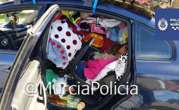 Descubren a una niña metida entre decenas de bártulos en el interior de un coche