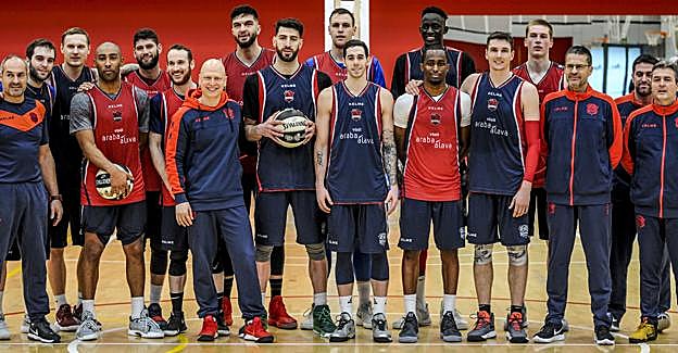 La foto de familia baskonista antes de poner rumbo a la Copa