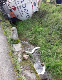 Imagen secundaria 2 - Vuelca en Arakaldo un camión que transportaba gasóil