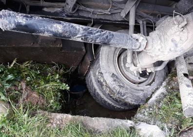 Imagen secundaria 1 - Vuelca en Arakaldo un camión que transportaba gasóil