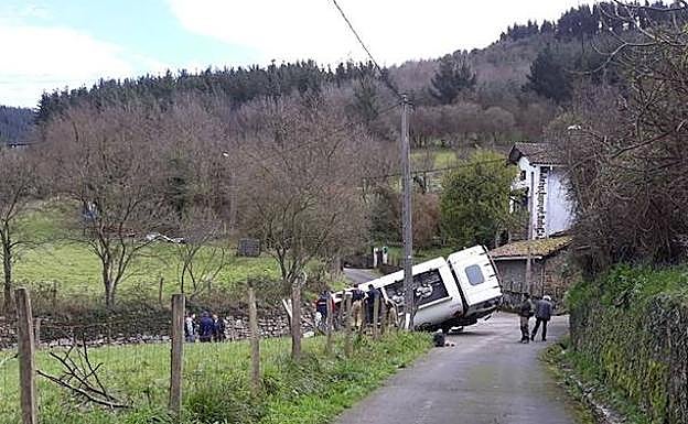 Imagen principal - Vuelca en Arakaldo un camión que transportaba gasóil