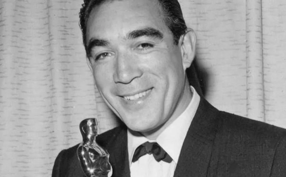 Anthony Quinn recogiendo su Oscar como mejor actor secundario por la película 'El loco del pelo rojo' (1956). 