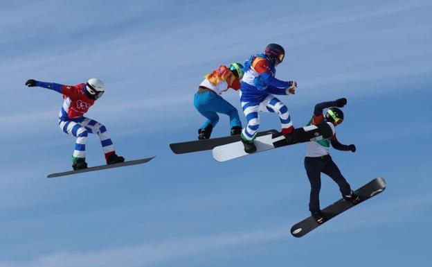 Lucas Eguibar, con pantalones azules, en su participación en las clasificatorias para la final de Snowboard Cross. 