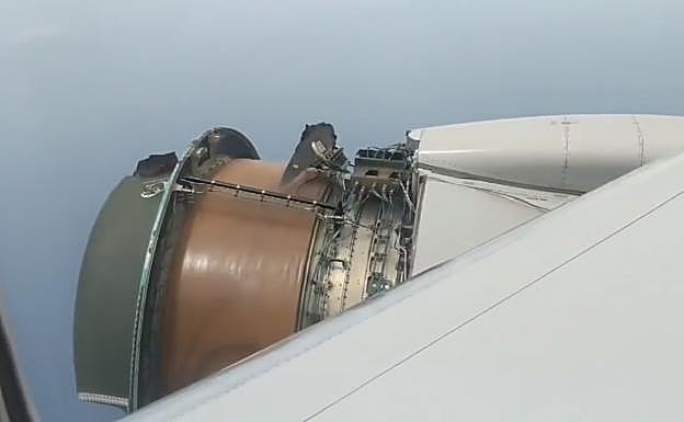 El motor de un avión se desintegra en pleno vuelo