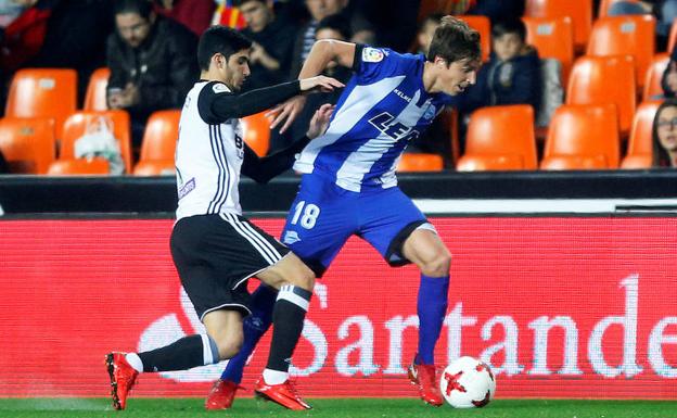 Pina aguanta la entrada de Guedes en el encuentro de Copa de Mestalla.