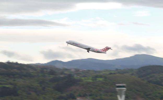 Despegue del primer vuelo de la aerolinea Volotea, desde el aeropuerto de Loiu