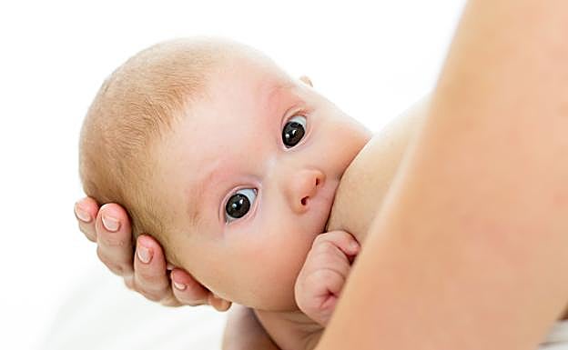 Una mujer transgénero logra amamantar a un bebé con un tratamiento hormonal