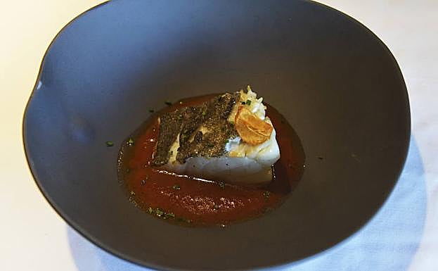 El bacalao, de carne tersa, muy jugosa y con un toque ahumado, se desala y se hace lentamente en un horno de cerámica y a la brasa, lo que da ese punto especial. En el plato se acompaña con una salsa vizcaína tradicional elaborada con ajo, cebolla roja, pimiento choricero, caldo, galleta María y un poco de manzana.