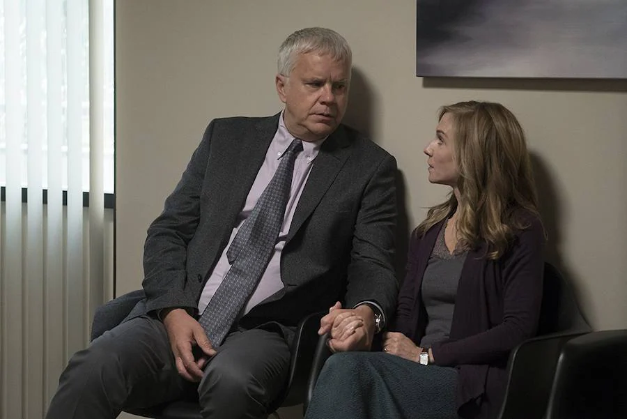 Tim Robbins y Holly Hunter en 'Here and now' (2018).