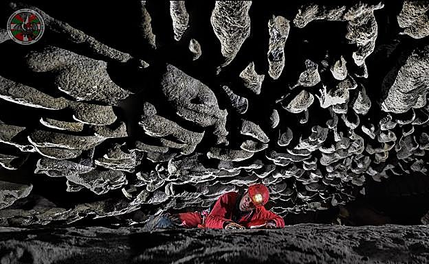 Imagen principal - Arriba,sal del barrio de Mairulegorreta. Abajo izquierda, el grupo en Akuandi (falta Igor Villa). Abajo derecha, pozo de entrada a la cueva de el Alto de los Tiles, también en Entzia.