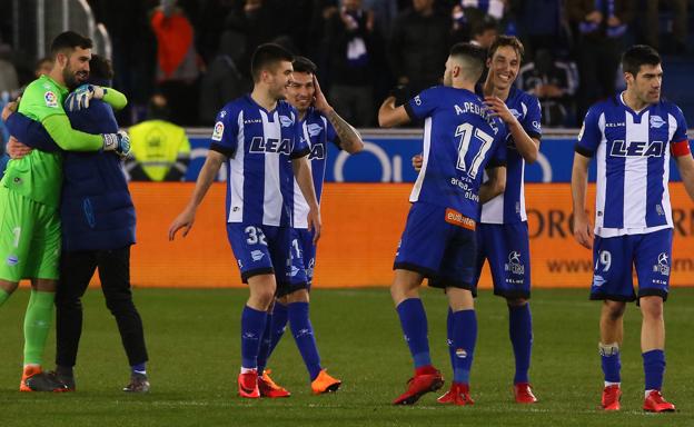 Los jugadores del Alavés se abrazan tras la victoria del sábado ante el Deportivo