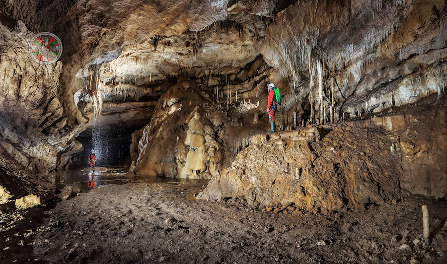 Los espeleofotógrafos alaveses de Ilunpe Art pueden pasar doce horas a decenas de metros de profundidad hasta lograr la imagen perfecta