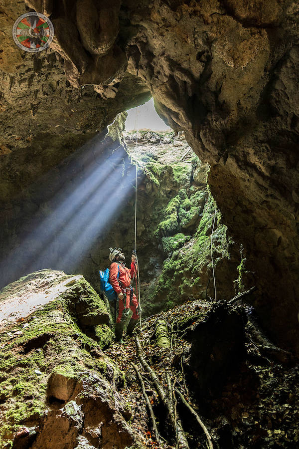 Los espeleofotógrafos alaveses de Ilunpe Art pueden pasar doce horas a decenas de metros de profundidad hasta lograr la imagen perfecta