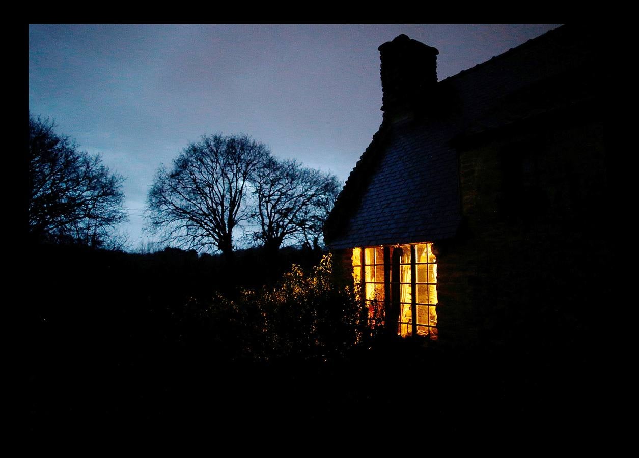 Cuando la maquinaria agrícola revolucionó la agricultura francesa en los años posteriores a la Segunda Guerra Mundial, un joven Jean-Bernard Huon le dio la espalda a la nueva tecnología. Medio siglo después, en su destartalada granja de Riec-sur-Belon, en un rincón del sur de Bretaña, Jean-Bernard -70 años y una barba muy blanca- todavía usa bueyes para arar sus campos, ordeña sus ocho vacas, muele la harina a mano y recoge incansable el estiércol para fertilizar los cultivos que alimentan a su ganado. "Soy un extraño feliz", dice Huon en la granja donde vive sin agua caliente: "Nunca he sido rico, pero ¿qué me importa?".
