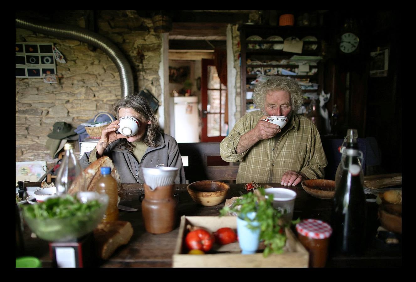 Cuando la maquinaria agrícola revolucionó la agricultura francesa en los años posteriores a la Segunda Guerra Mundial, un joven Jean-Bernard Huon le dio la espalda a la nueva tecnología. Medio siglo después, en su destartalada granja de Riec-sur-Belon, en un rincón del sur de Bretaña, Jean-Bernard -70 años y una barba muy blanca- todavía usa bueyes para arar sus campos, ordeña sus ocho vacas, muele la harina a mano y recoge incansable el estiércol para fertilizar los cultivos que alimentan a su ganado. "Soy un extraño feliz", dice Huon en la granja donde vive sin agua caliente: "Nunca he sido rico, pero ¿qué me importa?".