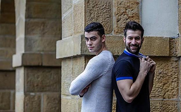 Aitor Candela y Jon Vaquerizo juntos en una calle de Amorebieta-Etxano. 