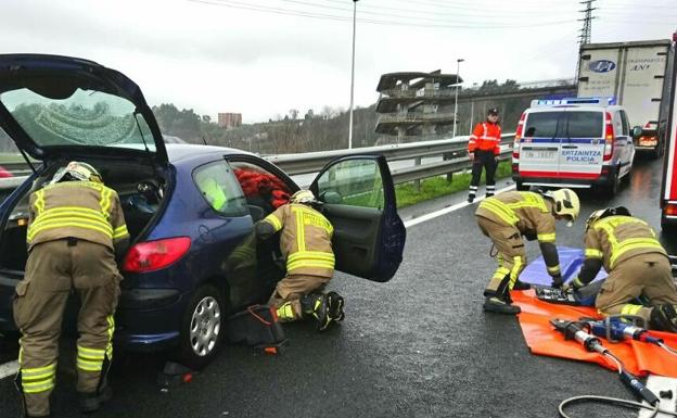 Imagen del momento en el que los bomberos rescatan al herido en el Txorierri. @bomberosbizkaia