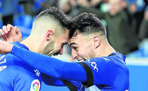 Munir celebra con Pedraza su gol ante el Deportivo, que hizo posible la victoria.