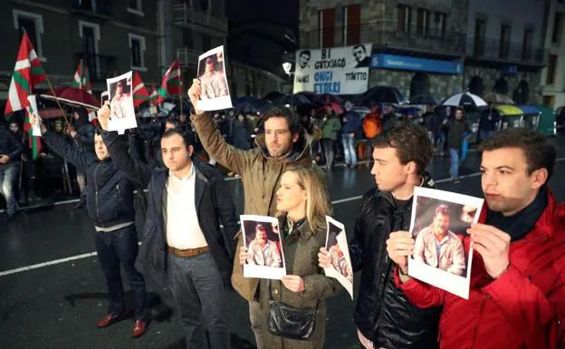 Los líderes del PP vasco, Borja Sémper (c) y Amaya Fernandez (c, abajo), realizan una protesta durante el recibimiento de los etarras.