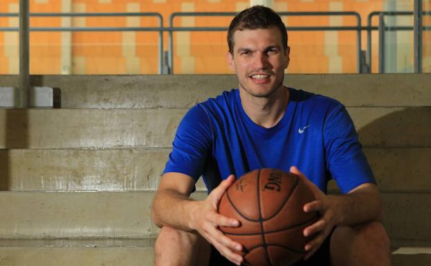 Tiago Splitter posa en una de sus últimas visitas a Vitoria.